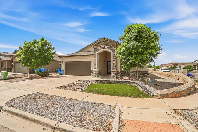 Foto del edificio - BEAUTIFUL FAR EAST HOME RIGHT OFF I-10, PET FRIENDLY WITH NO BREED RESTRICTIONS