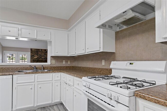 Foto del edificio - 23830 English Oak Dr