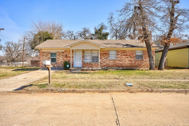 Photo - 1616 McGregor Dr House