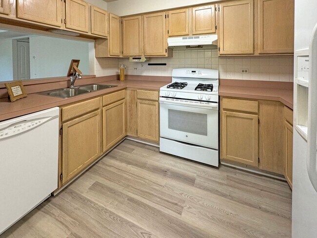 Building Photo - 3 Bedroom 2.5 Bath Townhome in Desirable H...
