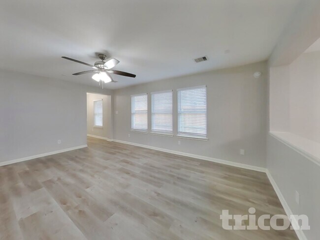 Foto del edificio - 6535 Providence View Ln