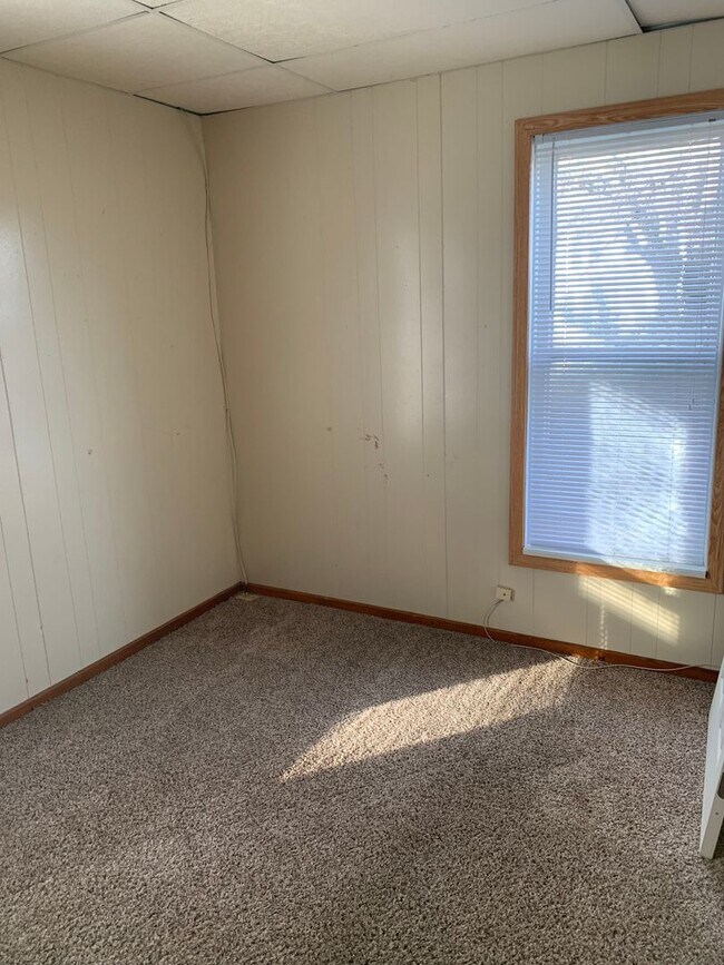 Building Photo - New paint/flooring 4 bedroom, 2.5 bathroom...