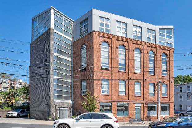 Foto principal - 704 Grand St