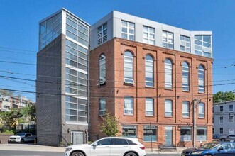 Building Photo - 704 Grand St