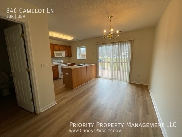 Building Photo - Immaculate 3 bedroom townhome