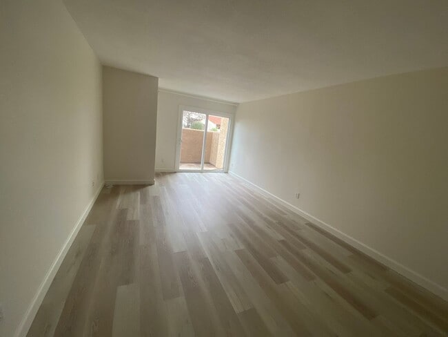 Foto del edificio - Beautiful Downstairs Two Bedroom Two bath ...