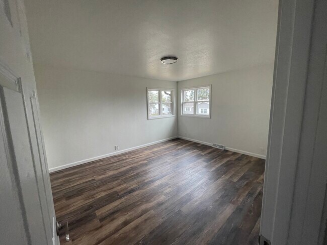 Building Photo - 401 Mineral Point Ct