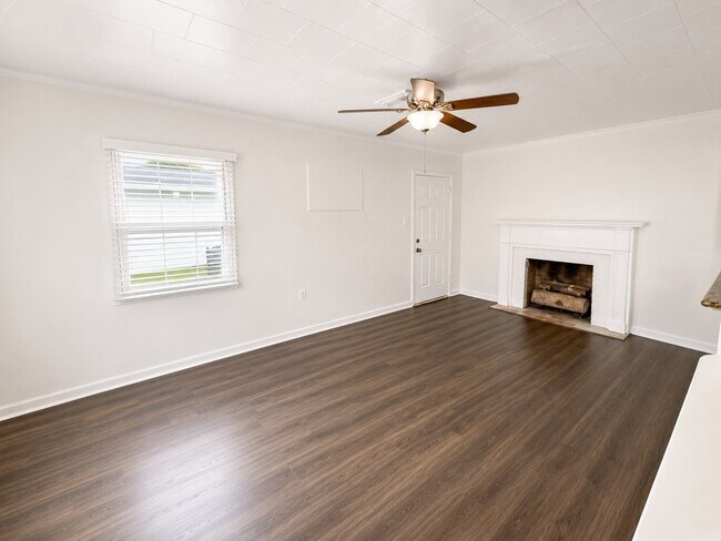 Building Photo - 213 Oak Park Dr