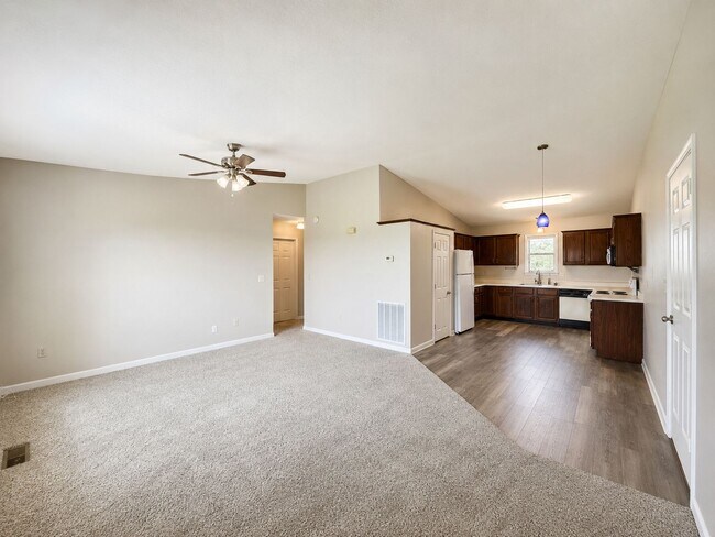 Foto del edificio - 2 Bed/ 2 Bath • Overlooking the White River in Southside