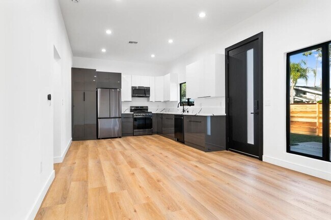 Foto del edificio - 6443 Oakdale Ave