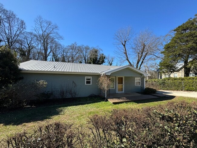 Building Photo - Arch Street Gem!