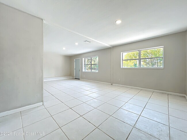 Building Photo - 1424 Pineda St