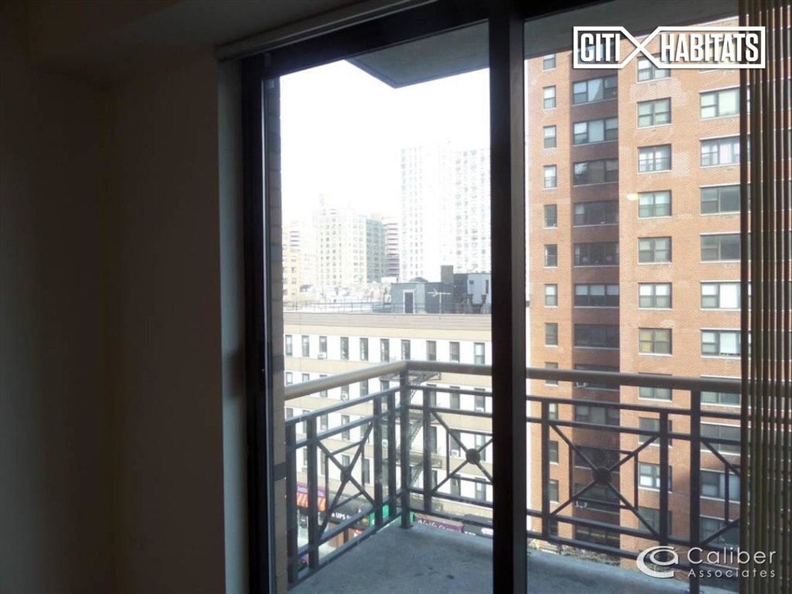 Building Photo - Manhattan Promenade