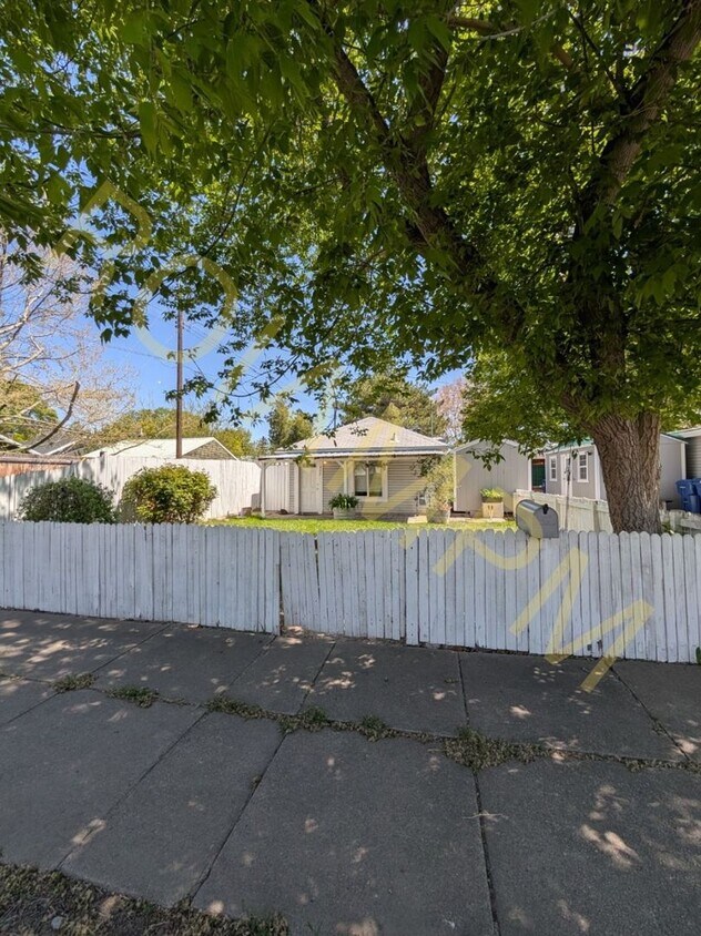 Primary Photo - 912/922 Elm Street