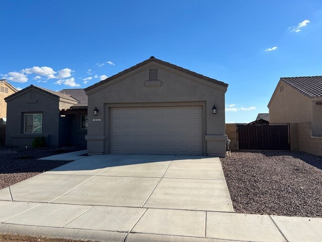 Building Photo - 4 BEDROOM HOME!
