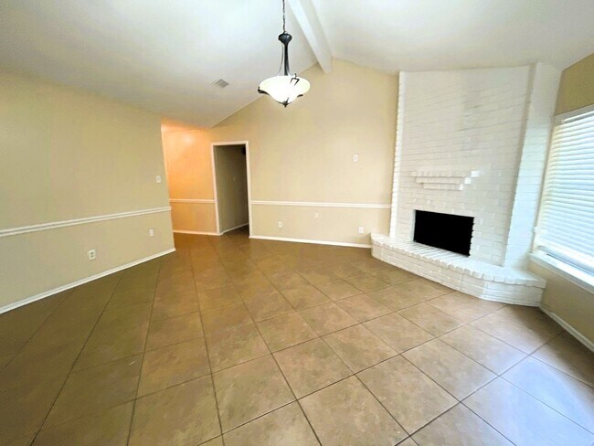 Foto del edificio - 5615 Lynngate Dr