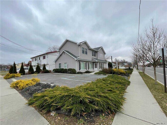 Foto del edificio - 529 S Oyster Bay Rd