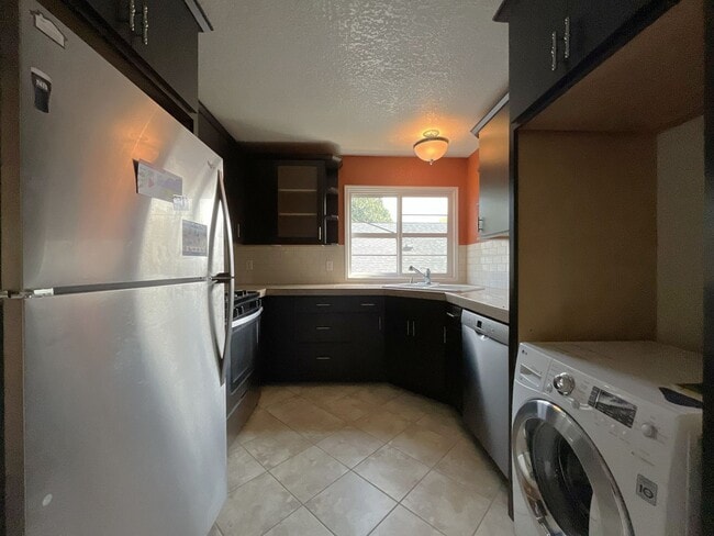Foto del edificio - Stylish Condo at Terrazzo with Hardwood Floors, Open Modern Kitchen & Great Location