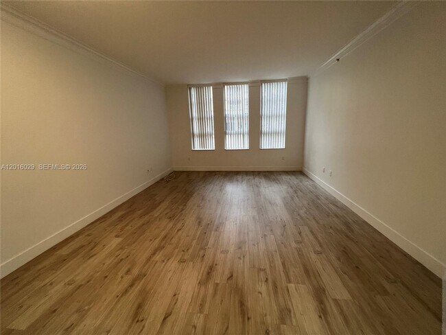 Foto del edificio - 3001 NE 185th St