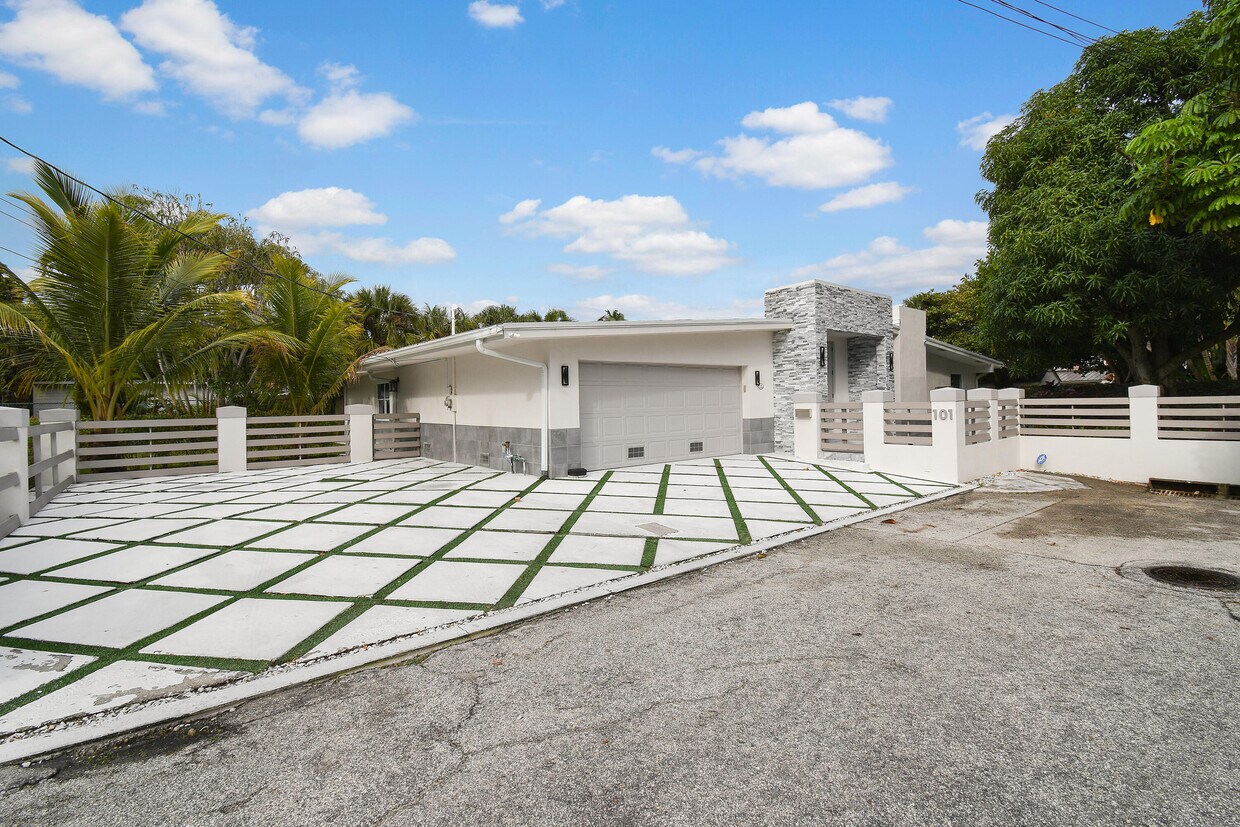 Primary Photo - 101 Alhambra Pl