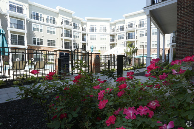 Foto del edificio - Woodmont Metro at Metuchen Station