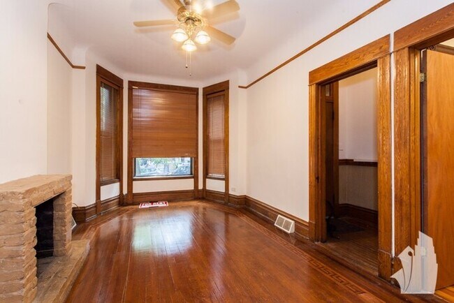 Building Photo - 858 W Newport Ave