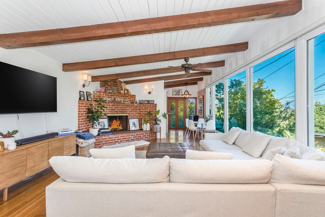 Primary Photo - 2385 Sunset Heights Dr