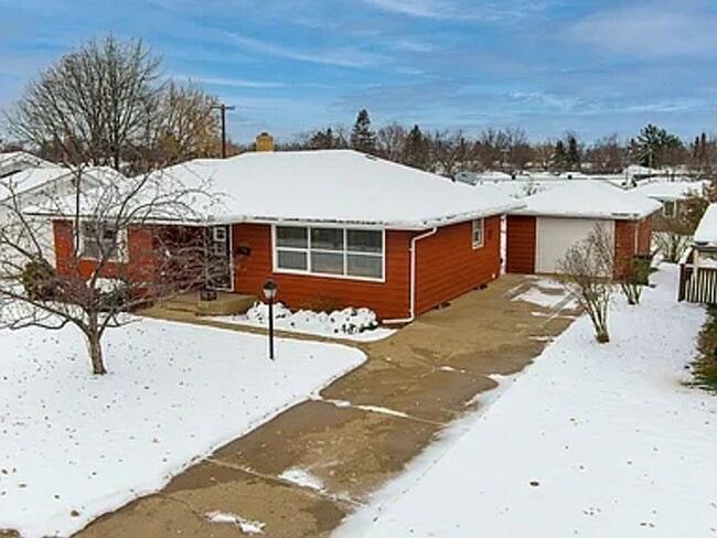 Building Photo - High quality home in Hibbing's coveted Gre...