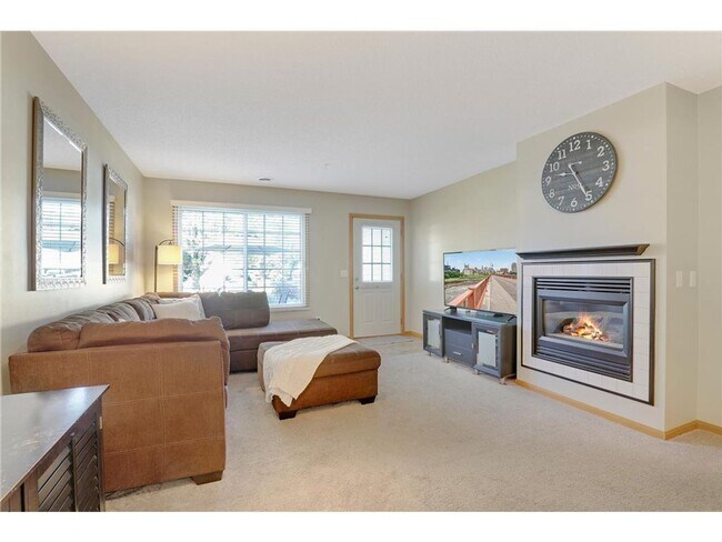 Foto del edificio - End unit townhome in Eden Prairie *2Bed*1.5Bath Available May 1!