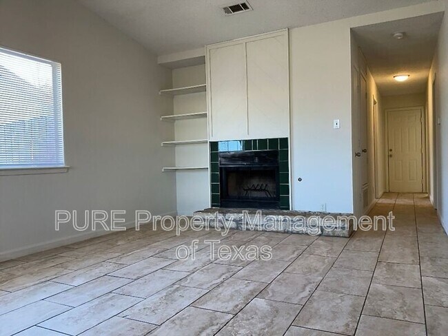 Building Photo - 801 Country Aire Dr