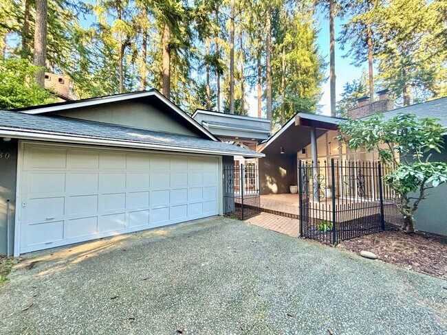 Building Photo - Stunning Mercer Island Home with Lake Wash...