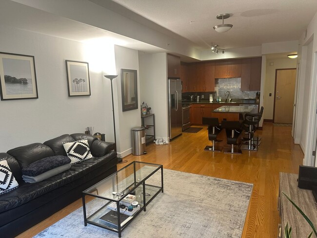 Foto del edificio - Modern 1 BR, 1BA Condo in Mount Vernon Squ...