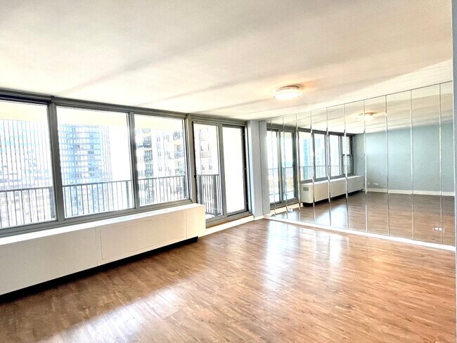 Building Photo - 400 E Randolph St