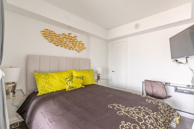 Building Photo - 146 Bloor St W