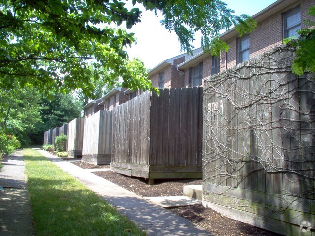 Foto del edificio - 309-313 Bainbridge Dr