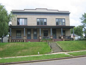 Building Photo - 313 W Willow St