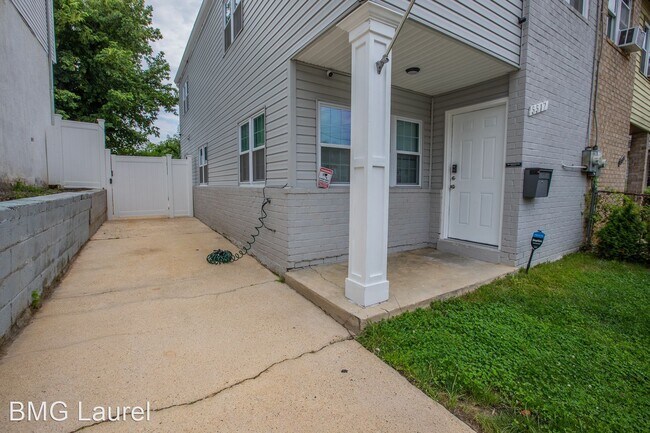 Building Photo - 3 br, 2.5 bath House - 5517 Hunt Pl NE