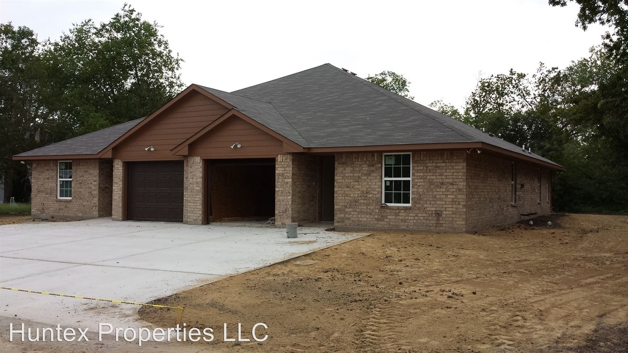 Primary Photo - 2475 Circle Dr