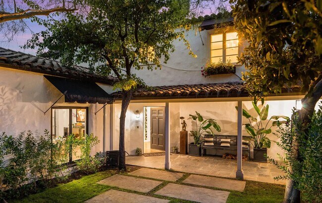 Foto del edificio - 1514 Sunset Plaza Dr