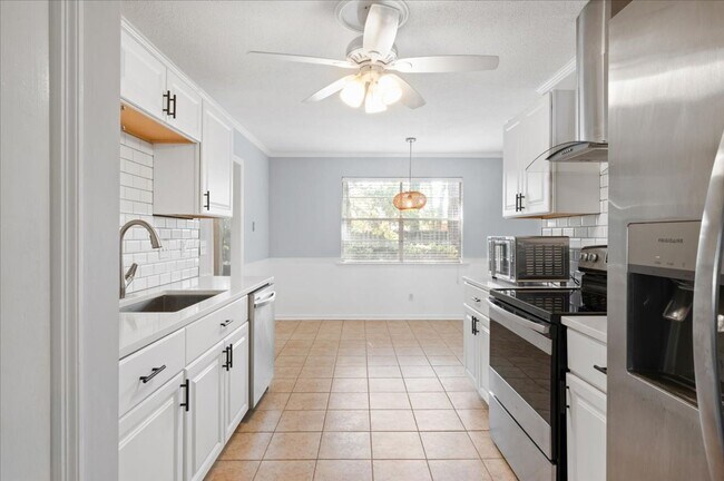 Foto del edificio - Charming 3-Bedroom, 3-Bath Home in Georget...