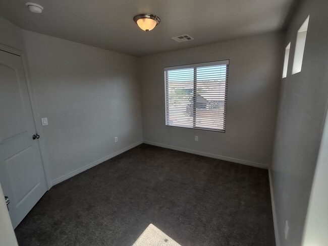 Building Photo - Spacious 4 Bedroom Home!