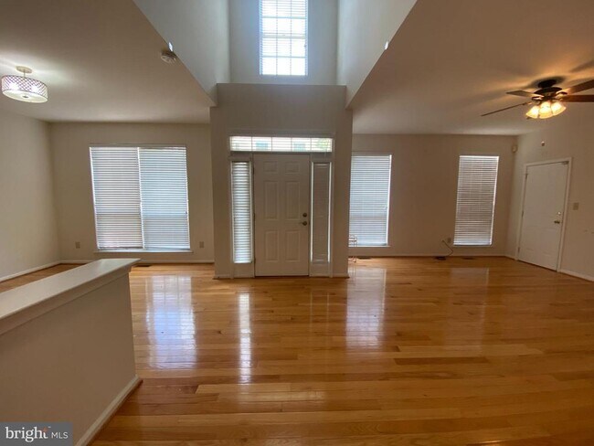Foto del edificio - 623 Pepperbush Ct