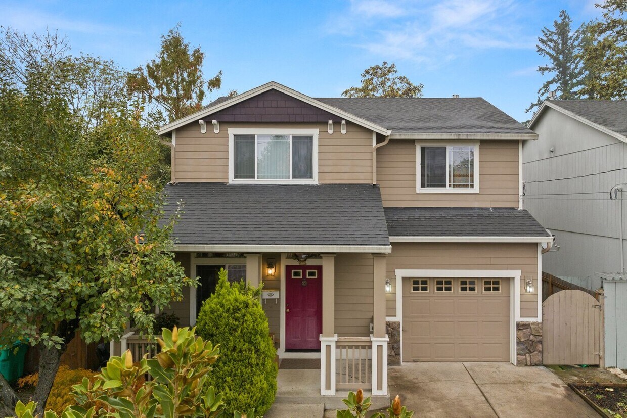 Primary Photo - FOSTER/ POWELL 4 BEDROOM 2.5 BATH 2 LEVEL ...