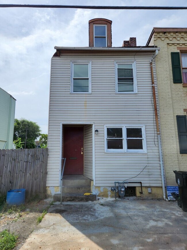 Building Photo - 3 Bedroom Home Available in Harrisburg!