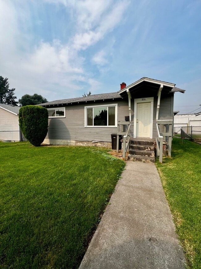 Building Photo - 806 S 15th Ave