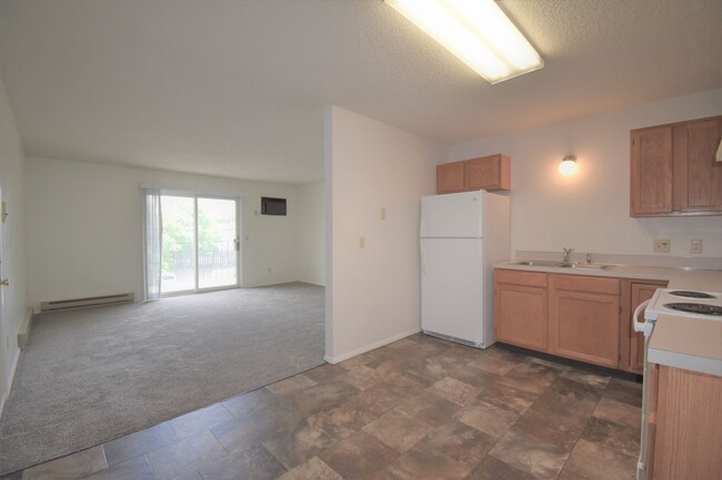 Building Photo - Top Floor Two Bedroom! Great Cental Location
