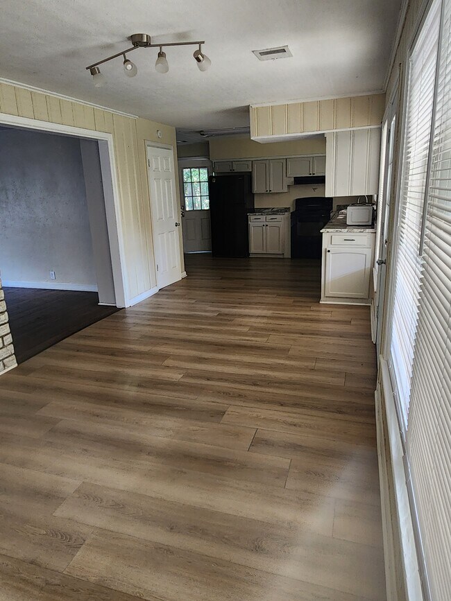 Comida - 3207 W La Rua St