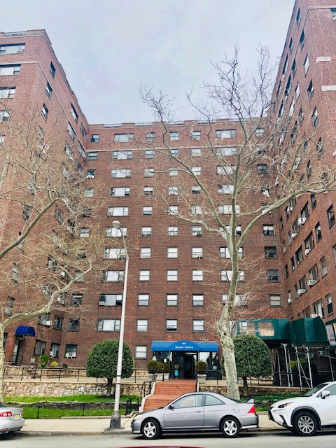 Front - 6515 Boulevard E
