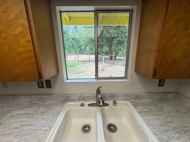 Foto del edificio - 3 Bed/1 Bath +Garage +Shop, Marblemount