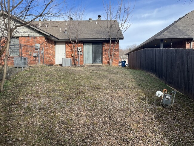 Foto del edificio - 8910 Oak Valley Dr